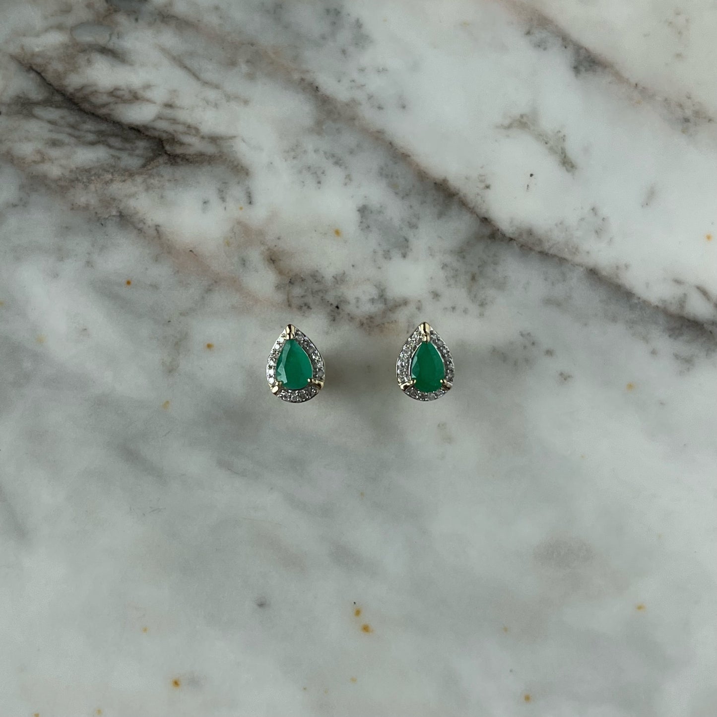 Aretes en oro amarillo 10k en forma de gota con esmeralda y diamantes 0.10ctw