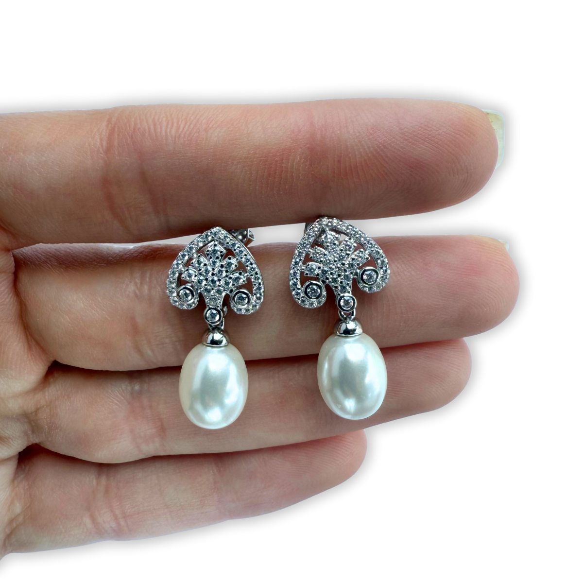 Aretes Bri de plata con baño platino y perla colgante