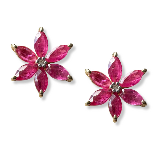 Aretes de flor de seis pétalos en oro amarillo 10K con rubíes y diamantes