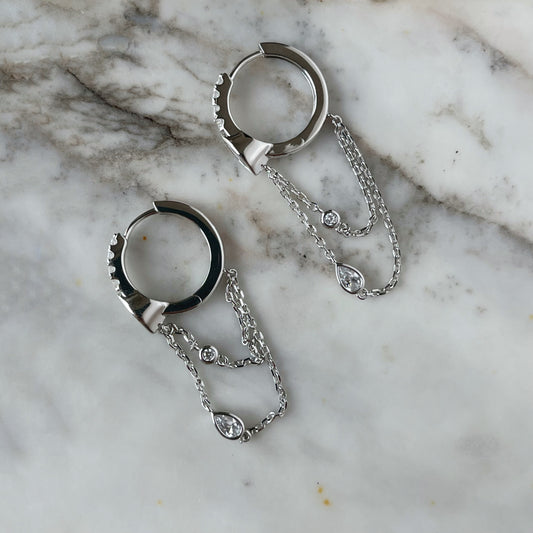 Argollas de plata con baño platino y circonita blanca con cadena y circonitas colgantes