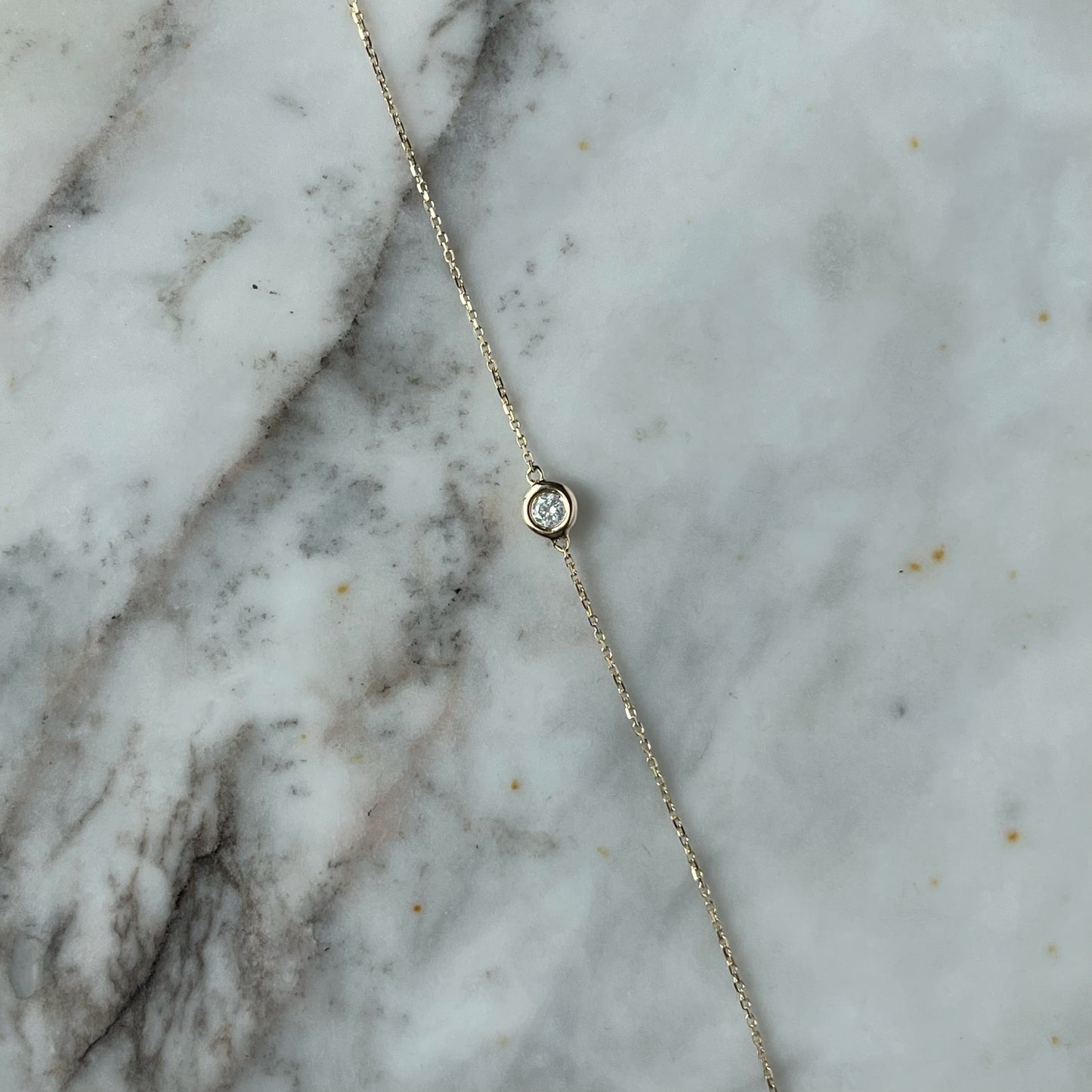 Pulsera de oro amarillo 14k con diamante biselado de 0.09ctw