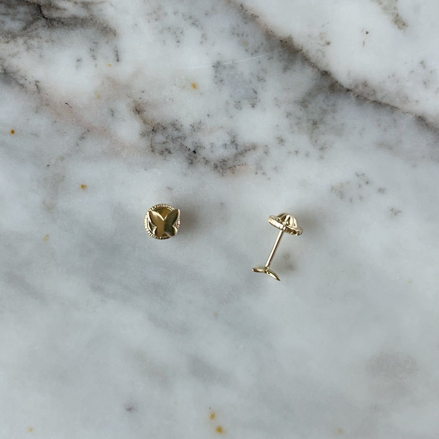 Aretes en oro amarillo 14K con mini mariposa en oro con tope rosca