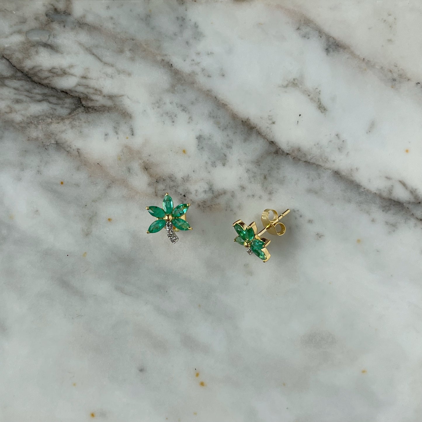 Aretes en oro amarillo 10k con hojitas de esmeralda y diamantes