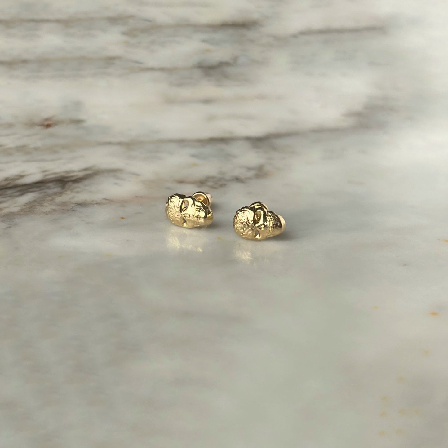 Aretes en oro amarillo 14k calavera 3D con broche rosca