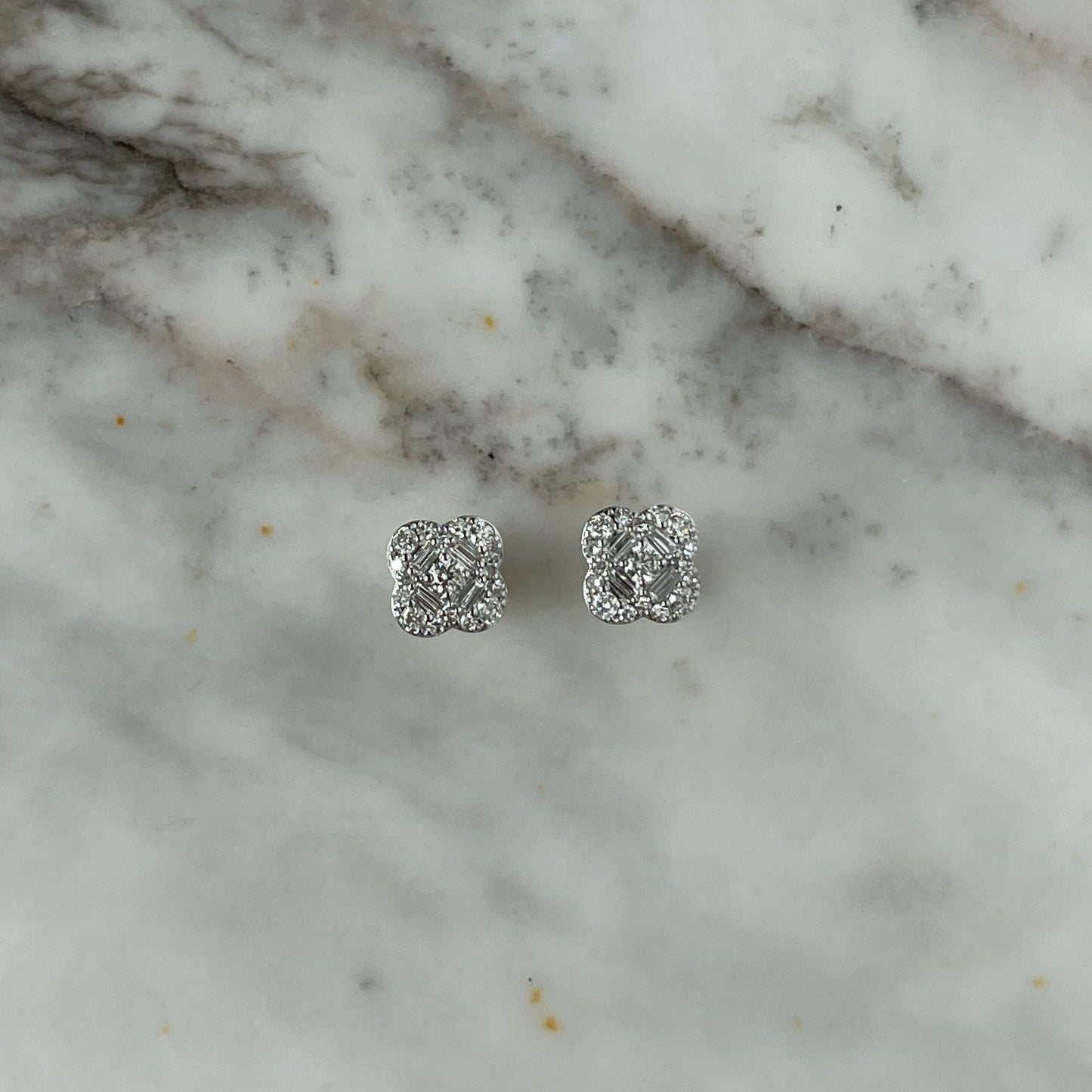 Aretes en oro blanco y amarillo 10k en forma de flor de diamantes 0.50ctw