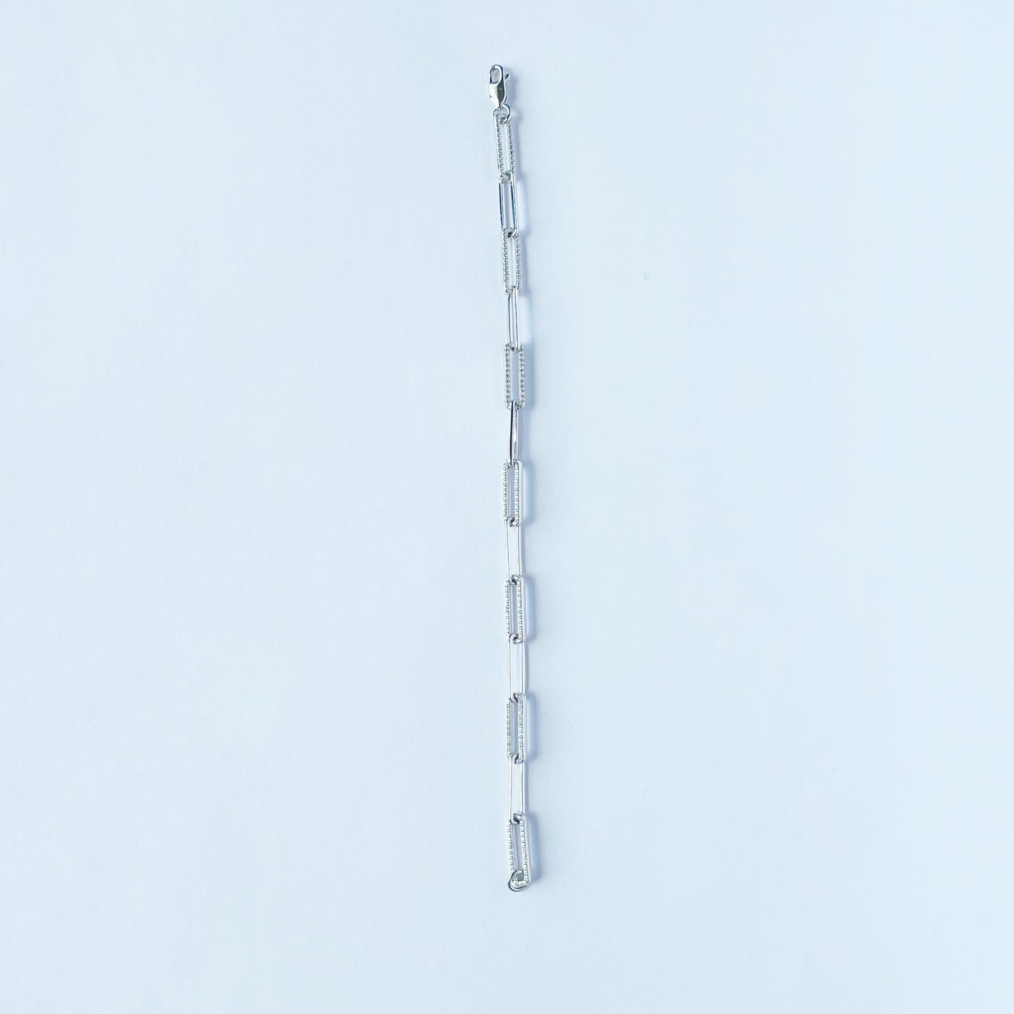 Pulsera de plata Paloma paper clip con circonitas en baño de oro blanco
