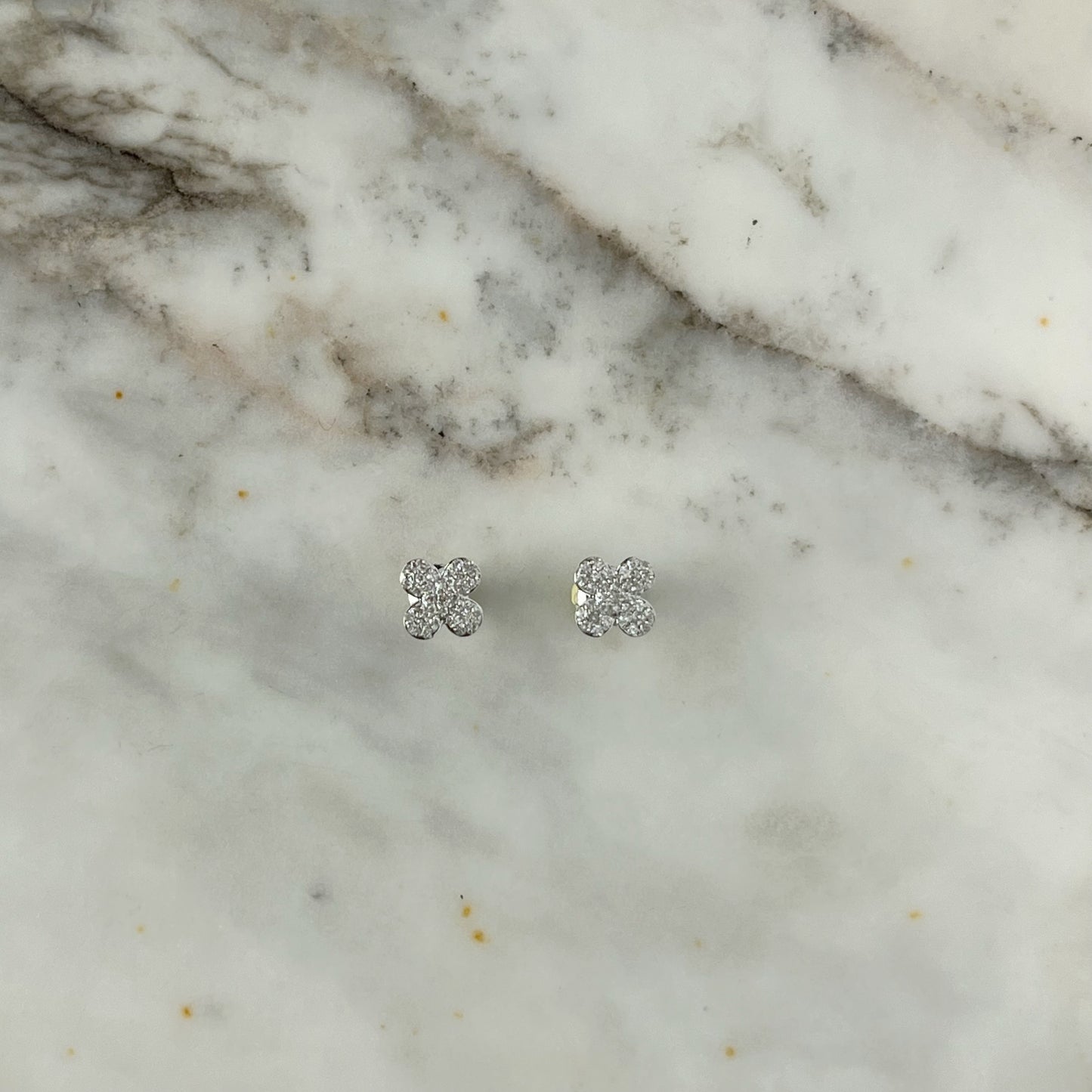 Aretes en oro blanco 10k en forma de flor cuatro pétalos con diamantes 0.15ctw