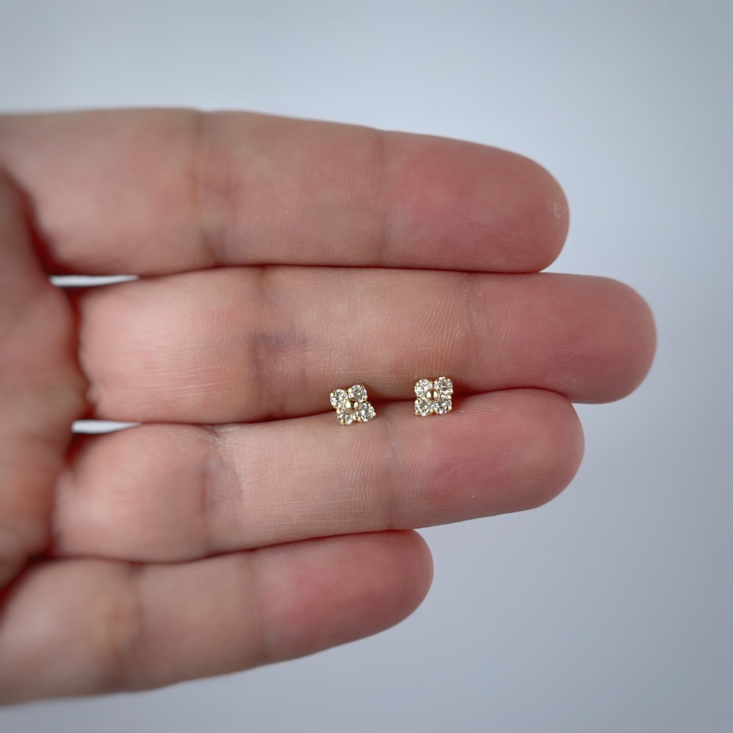 Aretes en oro amarillo 14k flores de circonitas blanca con bolita de oro en el centro con broche rosca