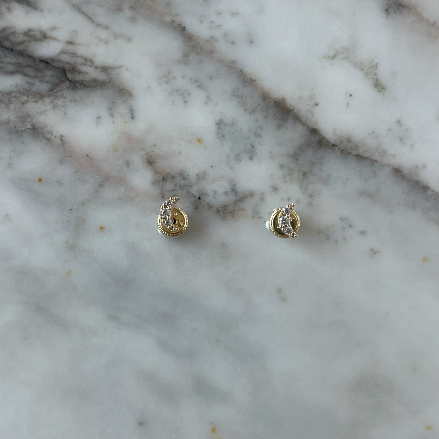 Aretes en oro amarillo de 14K con luna de circonitas con tope rosca