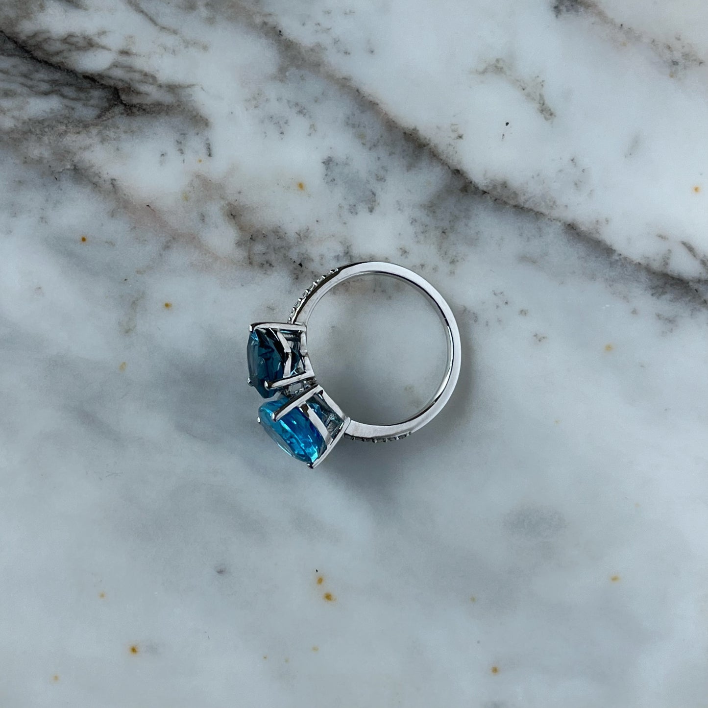 Anillo en oro blanco 10k con topacios azules corazón y gota y diamantes 0.08ctw