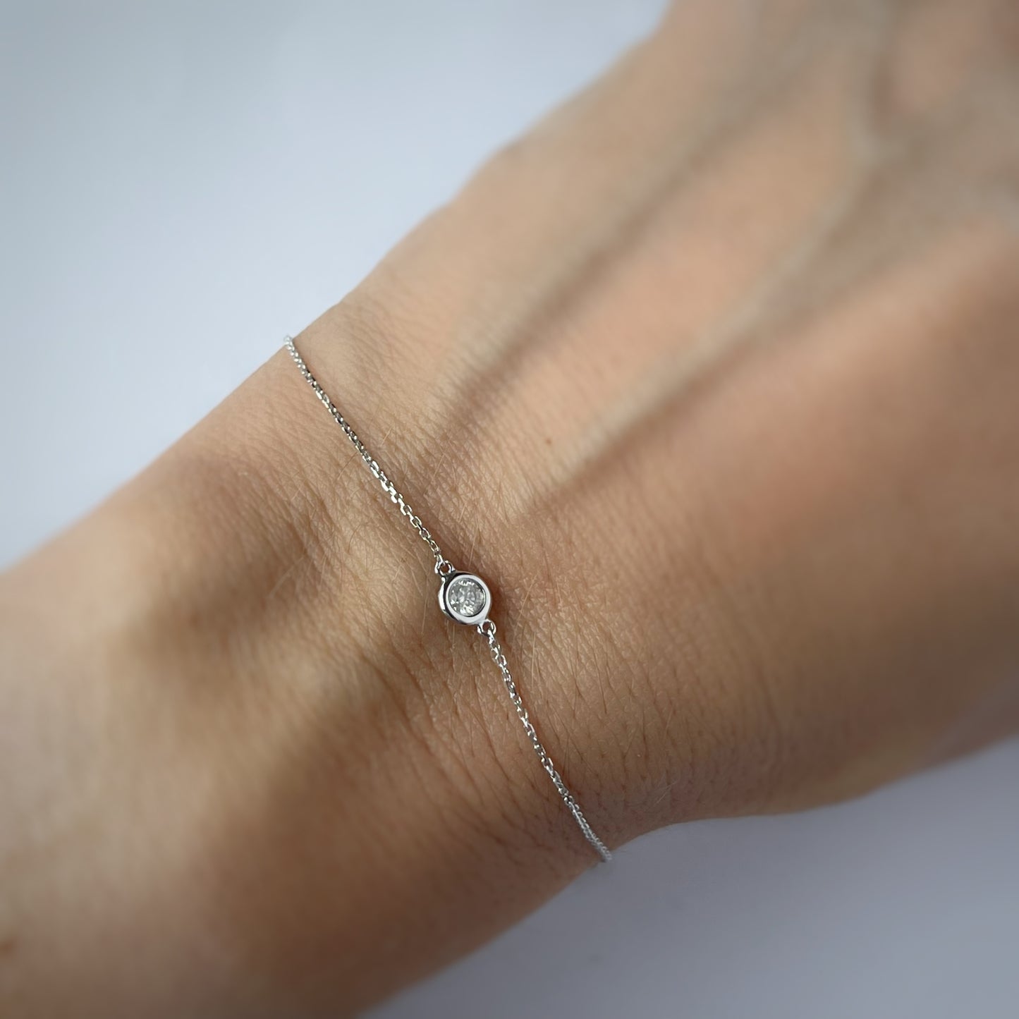 Pulsera de oro blanco 14k con diamante biselado de 0.09ctw