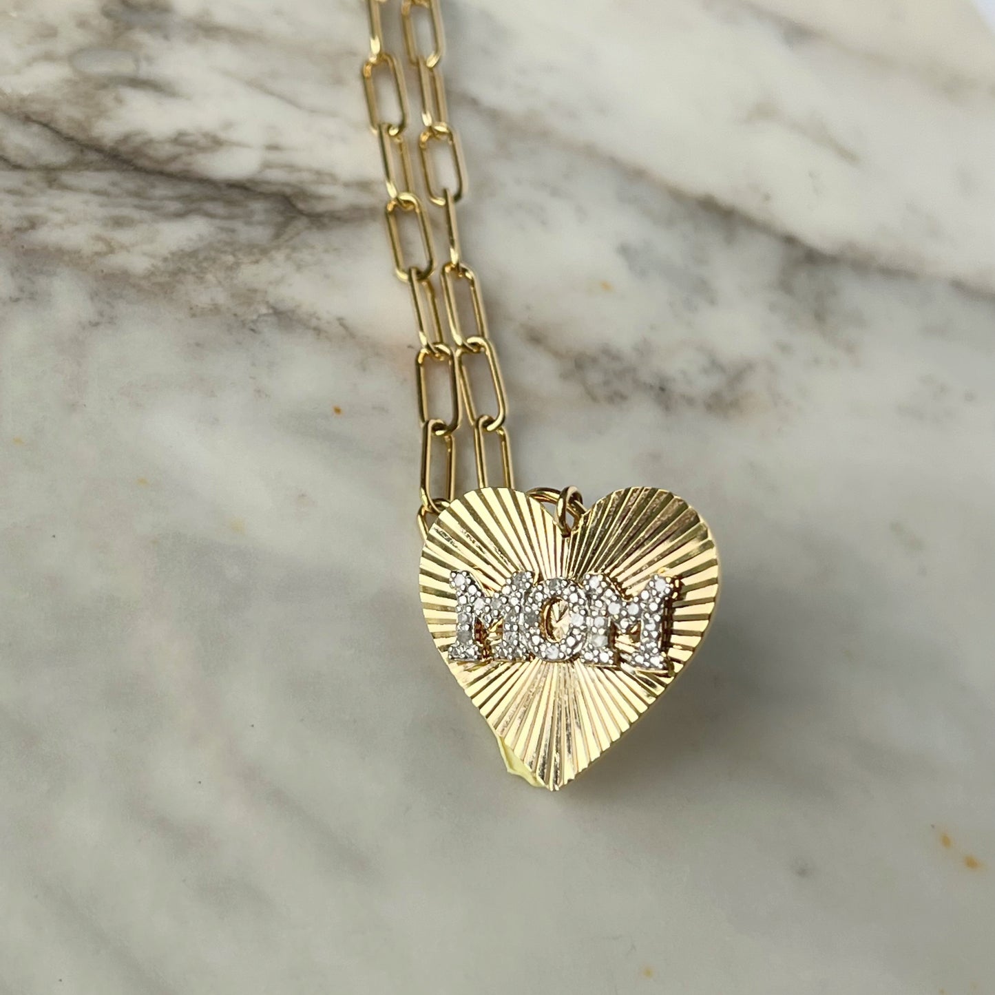 Collar en plata con baño de oro amarillo paperclip y corazón MOM