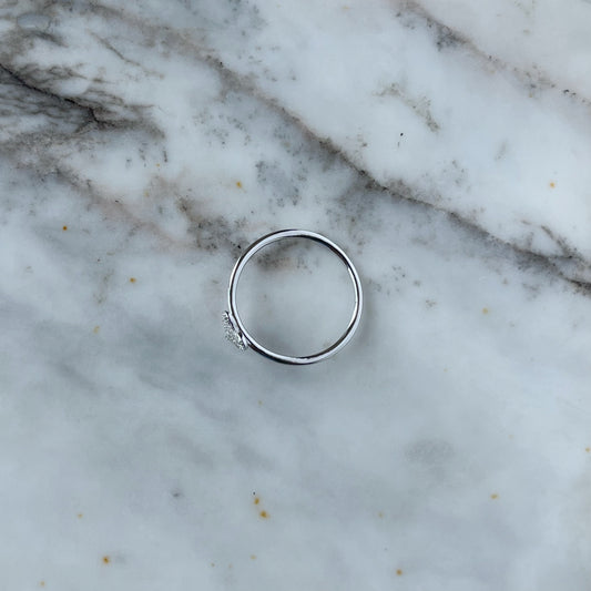 Anillo en oro blanco 10k con corazón de diamantes 0.10ctw