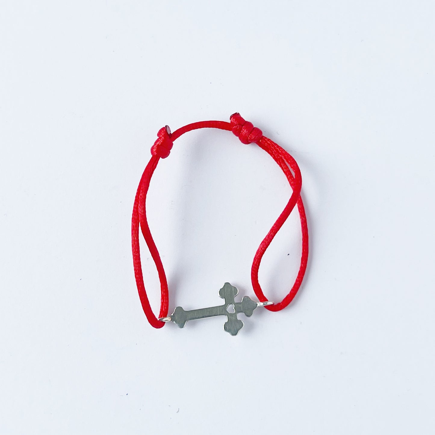 Pulsera de cordón con cruz de plata y corazoncito calado