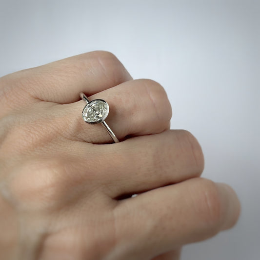 Solitario de diamante ovalado de un quilate de laboratorio en oro blanco 14k