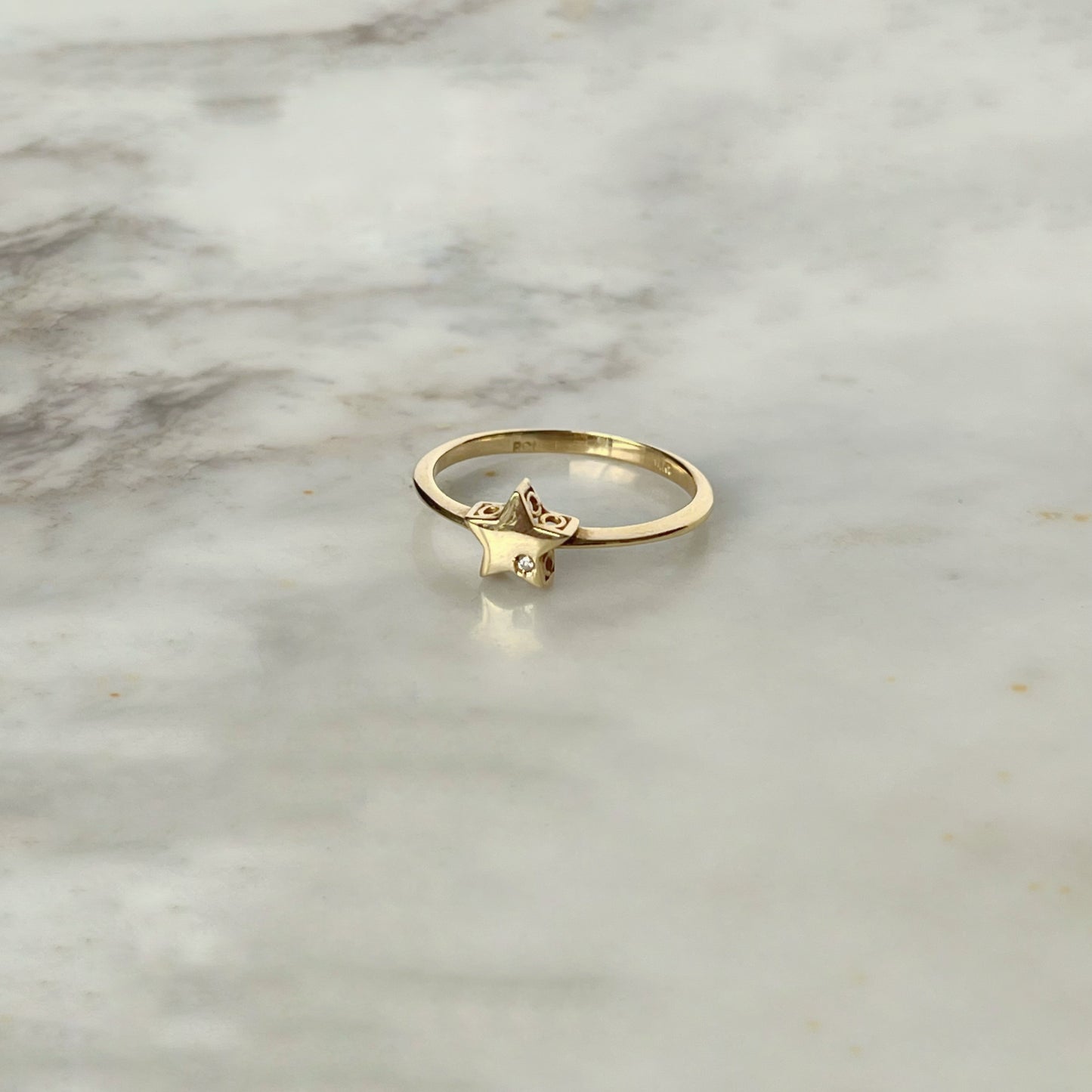 Anillo en oro amarillo 14k con estrella y diamante