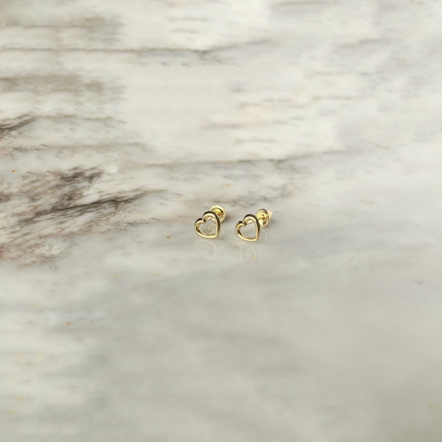Aretes en oro amarillo 14k con corazón delineado con broche rosca