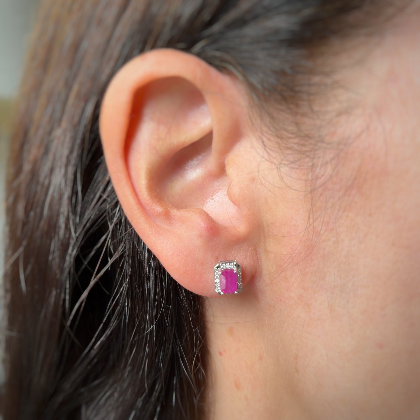 Aretes en oro blanco 10k con rubí corte esmeralda y halo de diamantes 0.15ctw