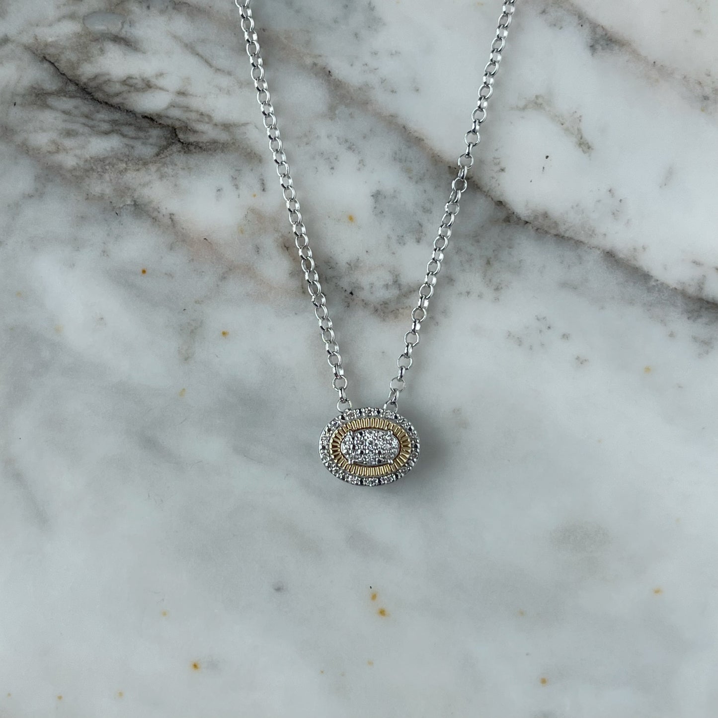 Collar en plata con dije de óvalo en dos tonos con diamantes 0.10ctw