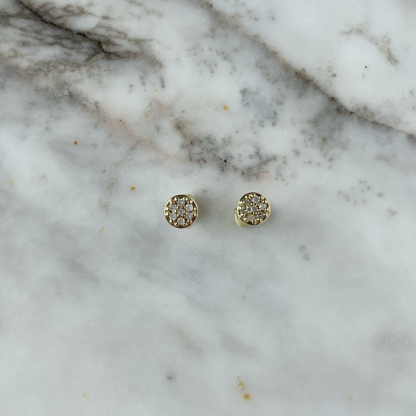 Aretes mini círculos de oro amarillo 10k con diamantes 0.08ctw