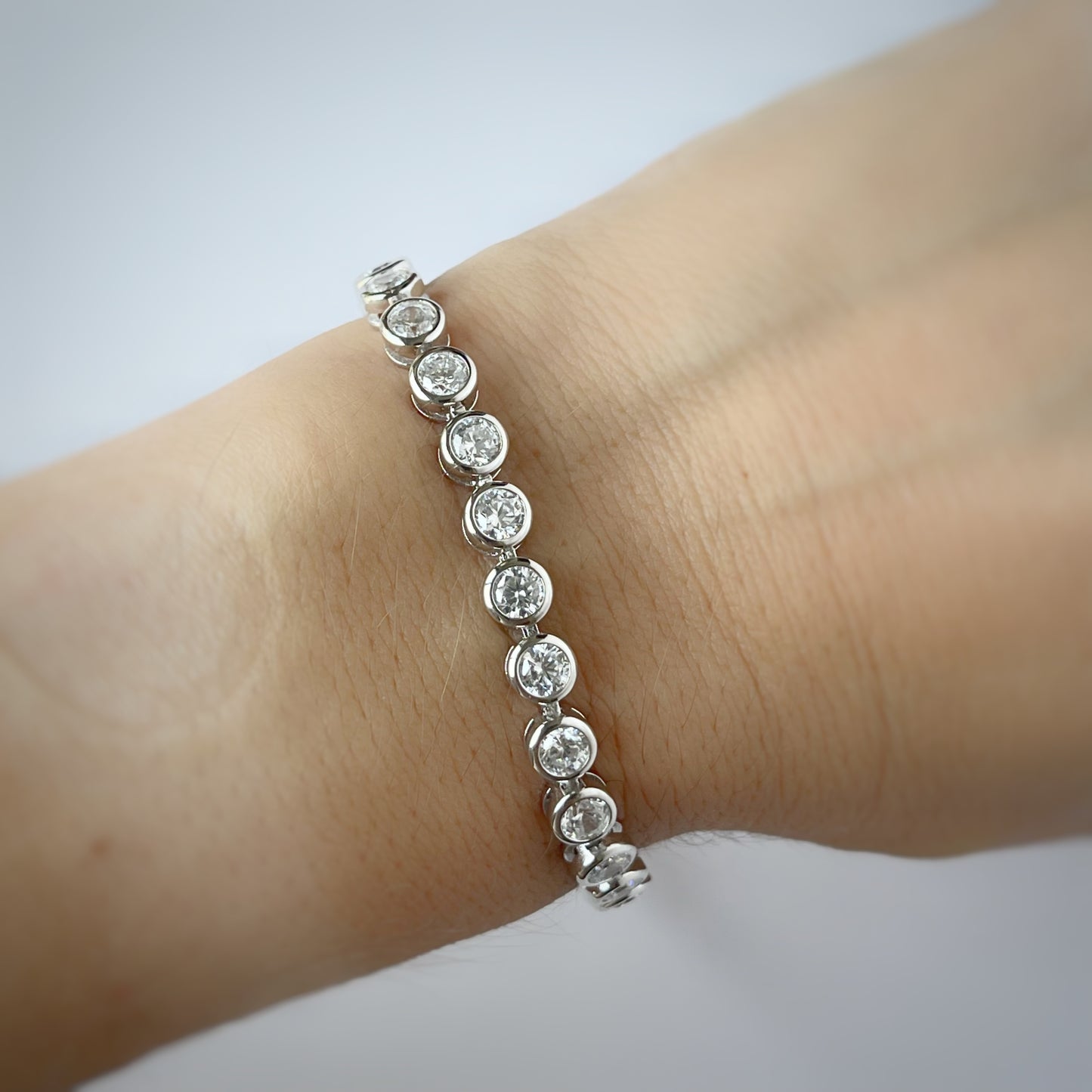 Pulsera tipo tenis con circonitas redondas biseladas 10ctw