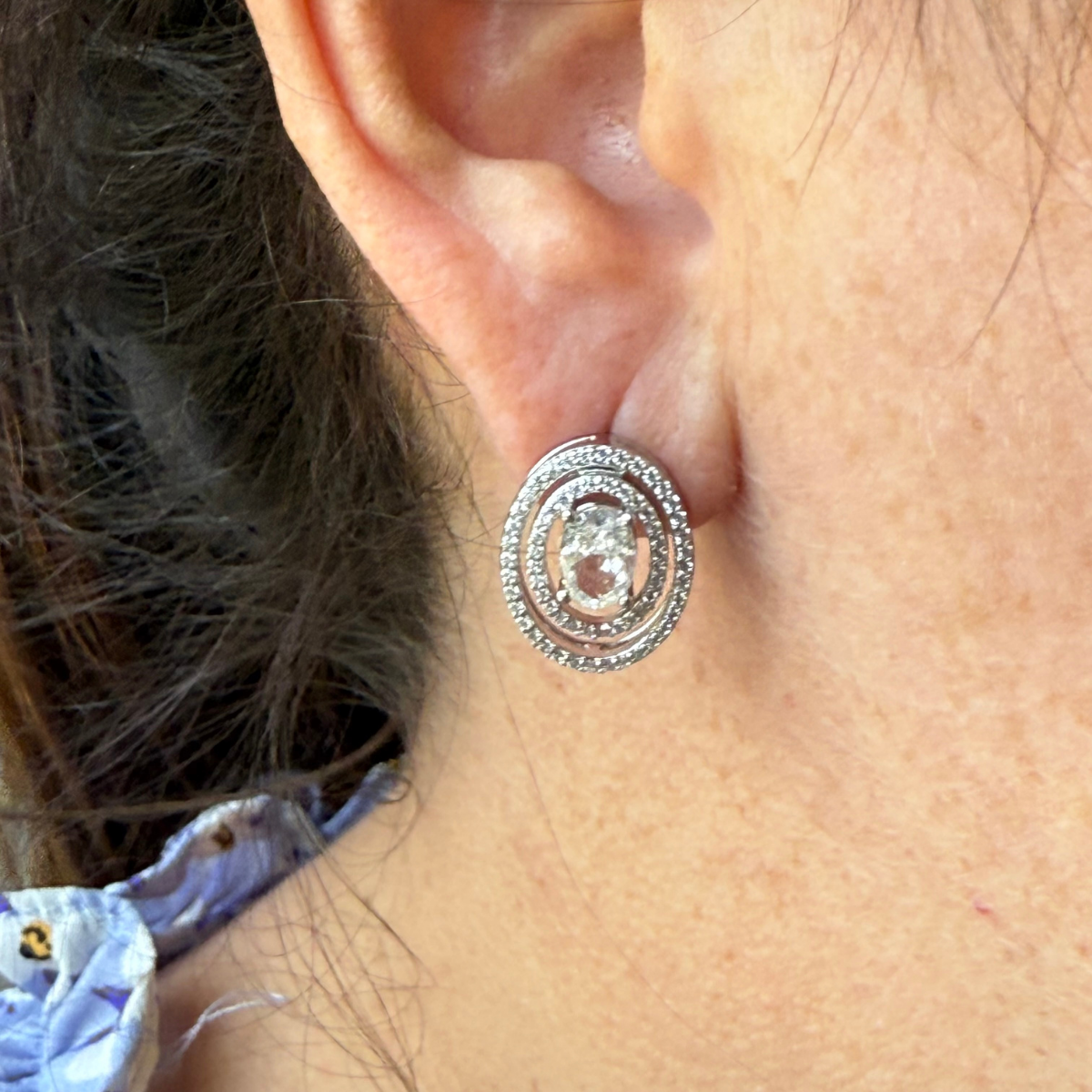 Aretes de plata con baño platino y circón ovalado y doble halo espaciado de circonitas