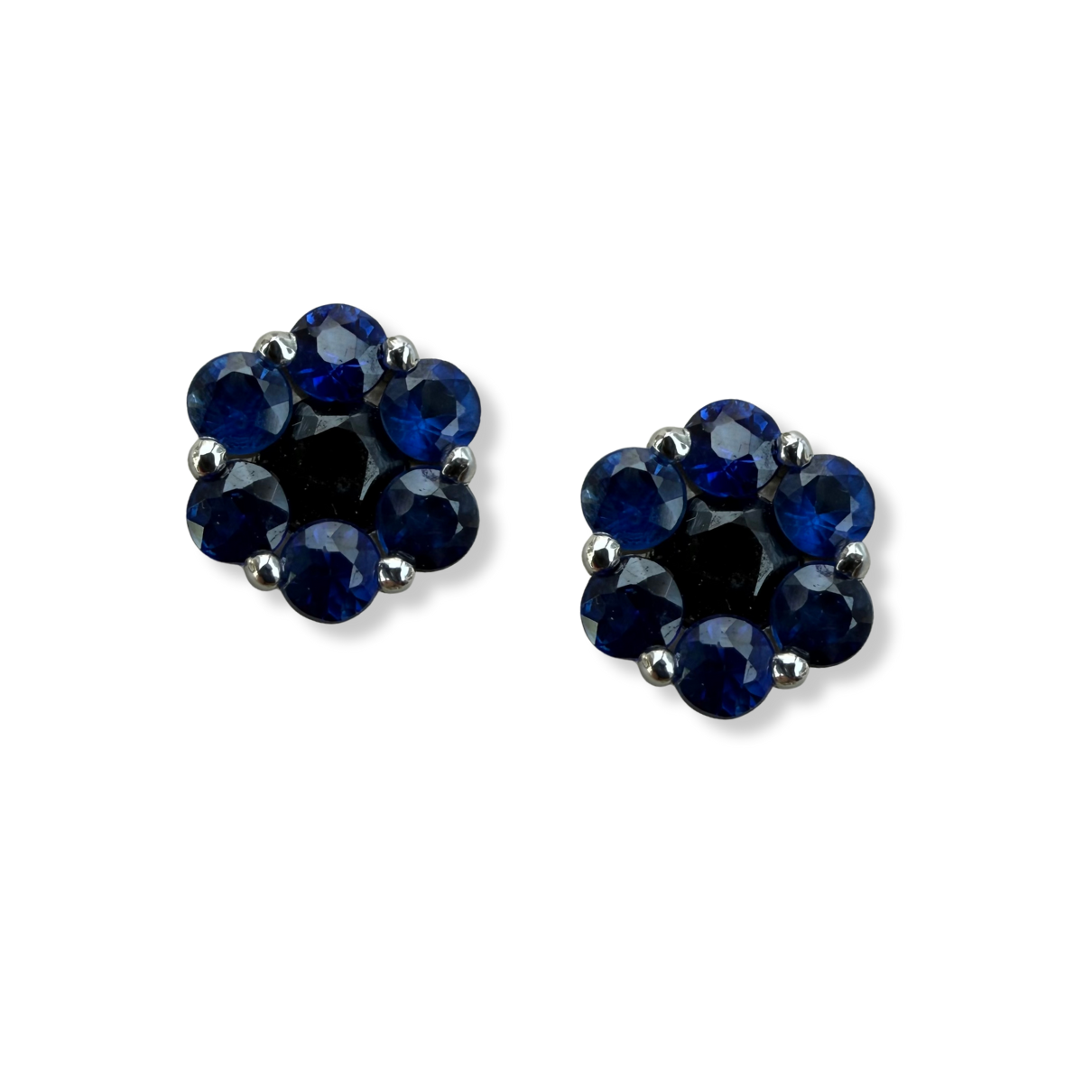 Aretes mini cluster de zafiros 0.30ctw en oro blanco 10k con broche a rosca