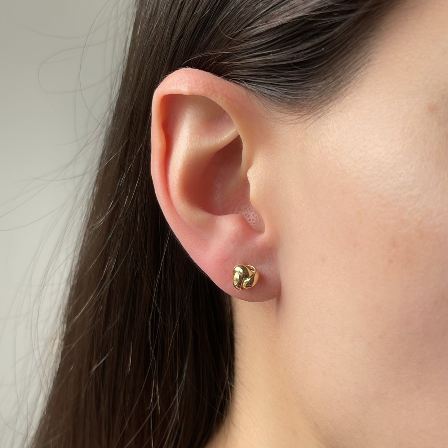 Aretes de nudo de oro amarillo 14k con 3 aros redondeados pequeño