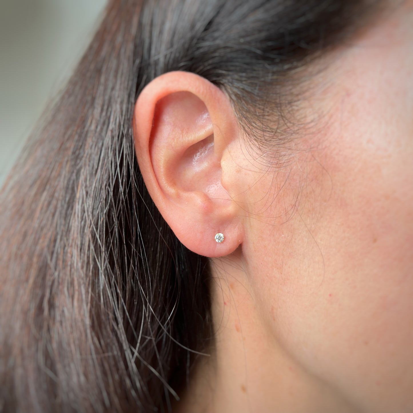 Aretes en oro amarillo de 18k con circonita de 3mm con broche rosca
