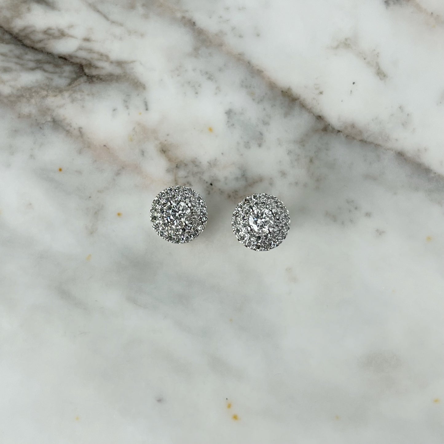 Aretes en oro blanco 10k con doble halo diamantes 0.75ctw