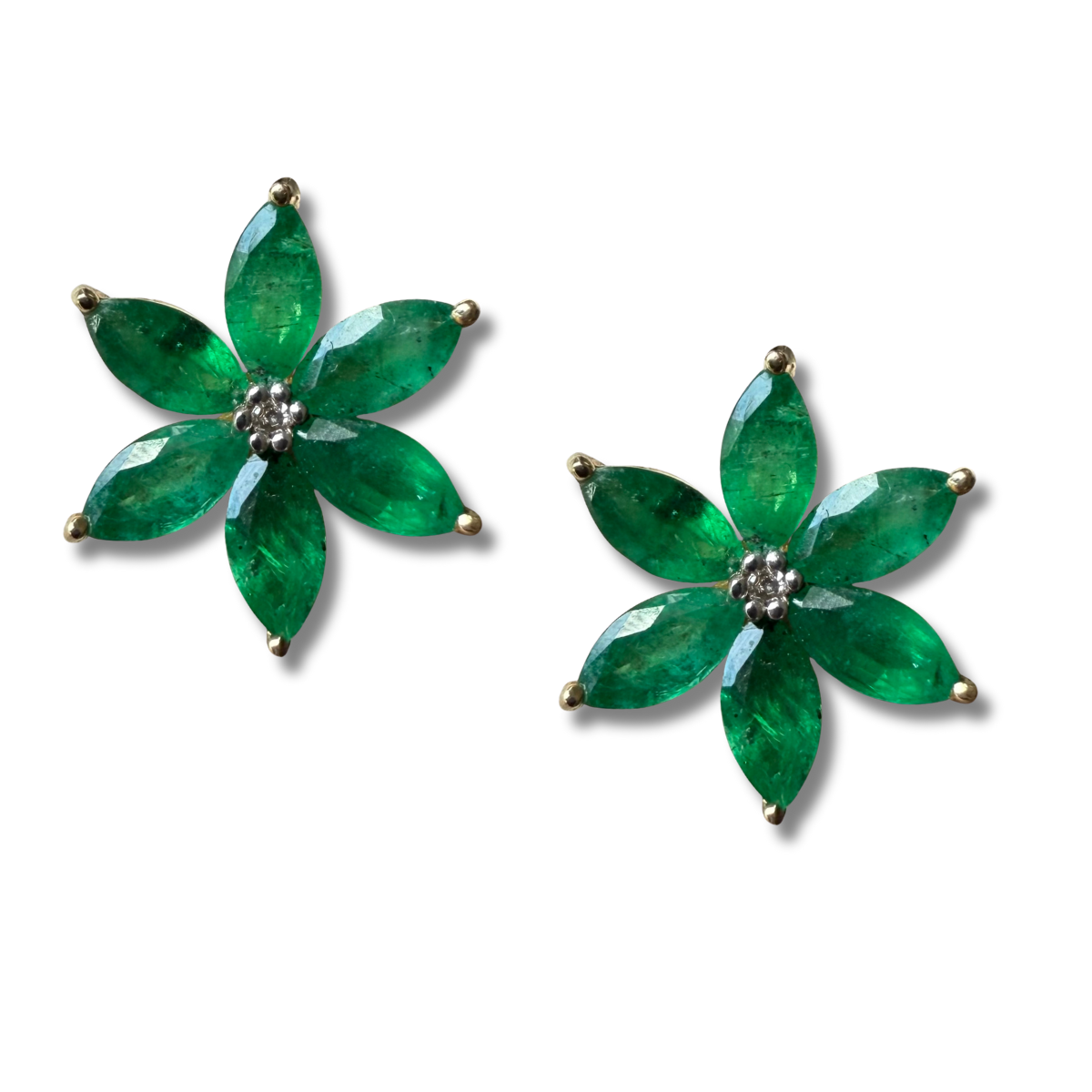 Aretes de flor de seis pétalos en oro amarillo 10K con esmeraldas y diamantes