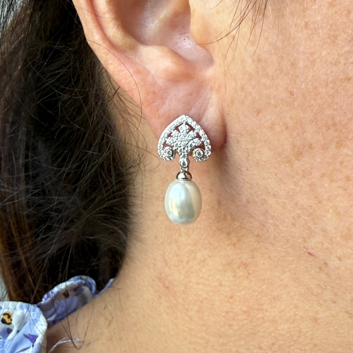 Aretes Bri de plata con baño platino y perla colgante