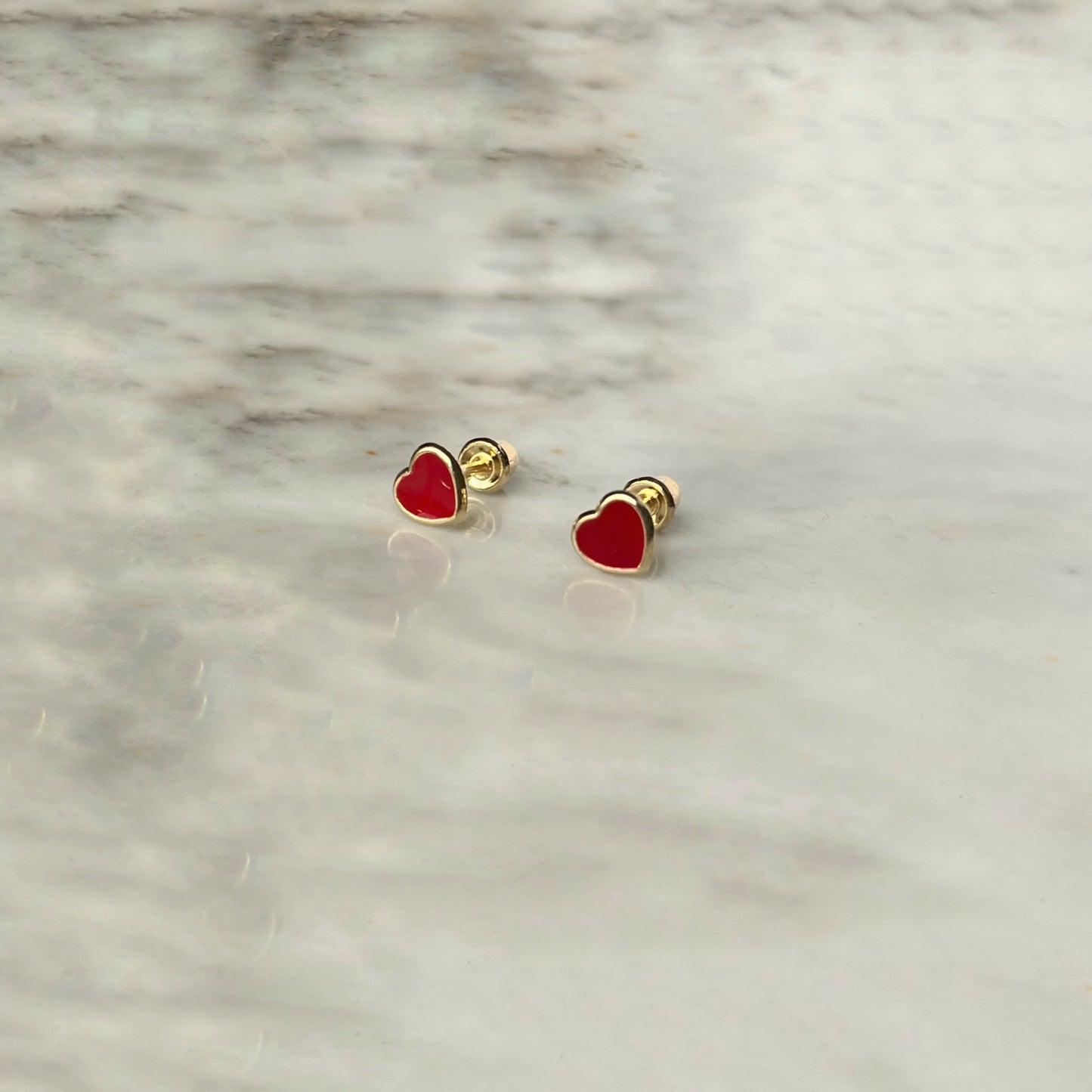 Aretes en oro amarillo 14k con corazones esmaltados rojo con broche rosca
