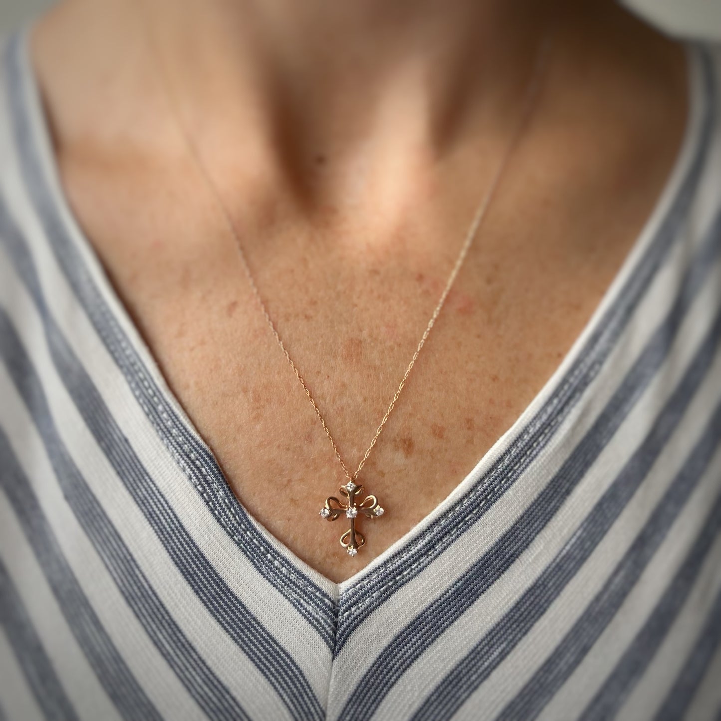 Collar en oro rosa 10k con cruz de curvas y diamante 0.15ctw