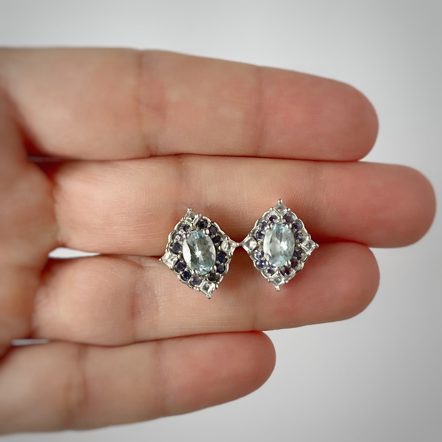 Aretes en plata con aquamarina, iolita y circón blanco