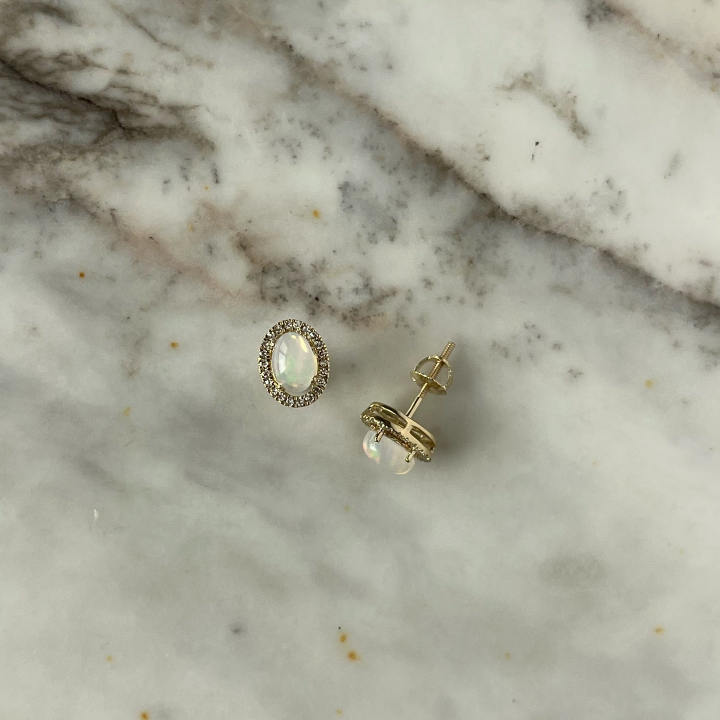 Aretes en oro amarillo 10k con ópalos ovalados y halo de diamantes 0.15ctw