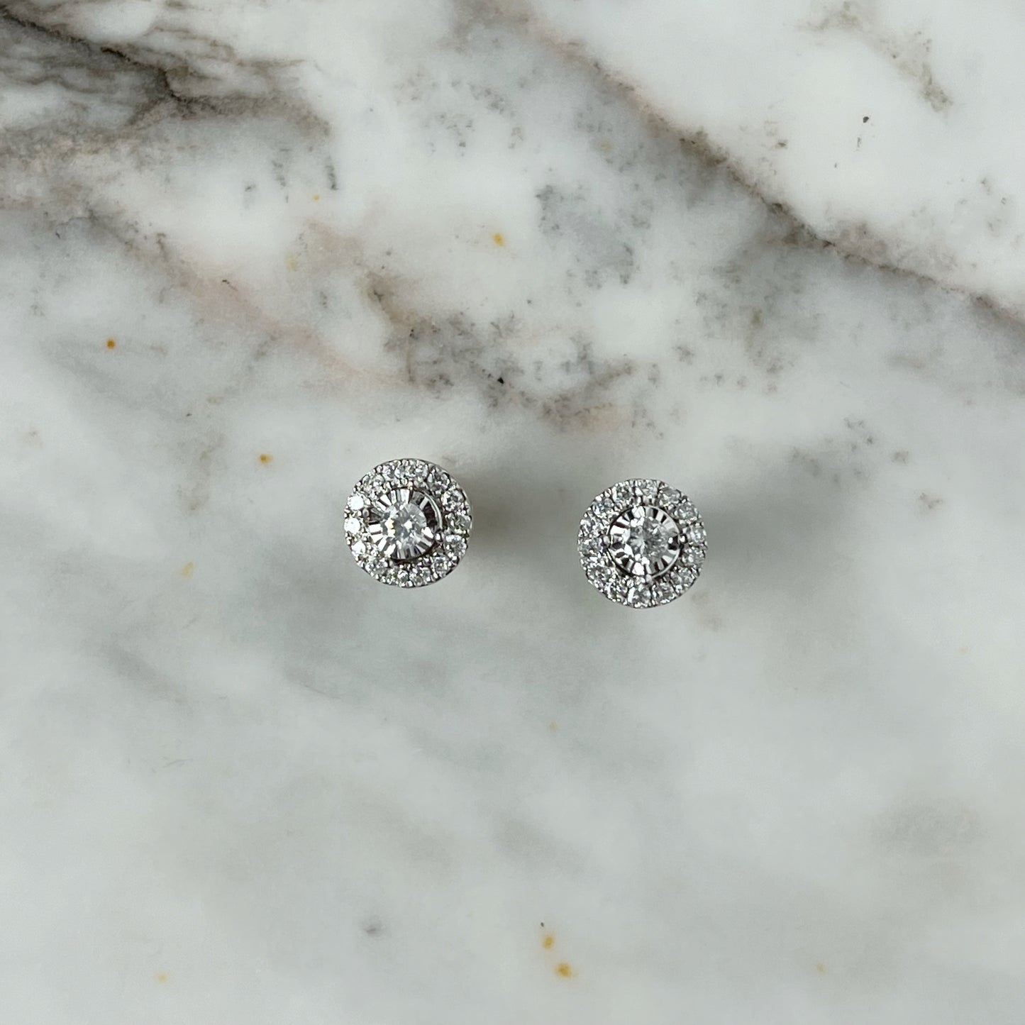 Aretes en oro blanco 10k con un halo de 0.50ctw de diamantes