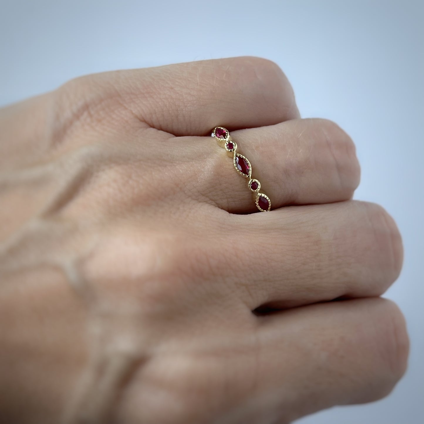 Anillo en oro amarillo 10k con rubíes, marquesas y redondas