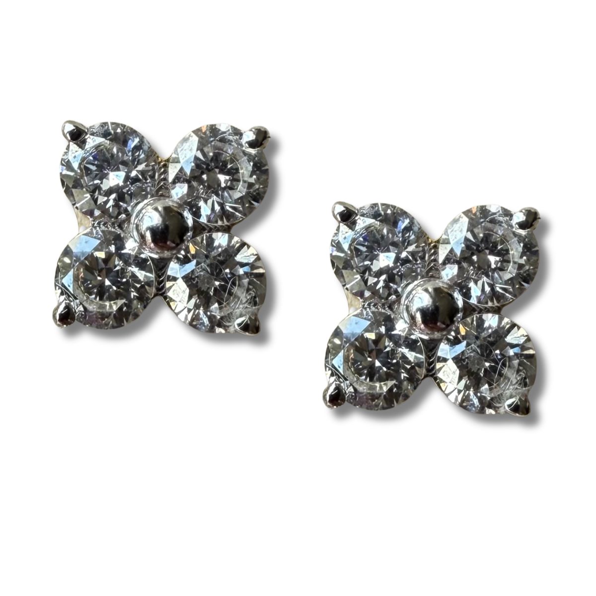 Aretes de plata con baño de oro y flor de diamantes de laboratorio 1ctw