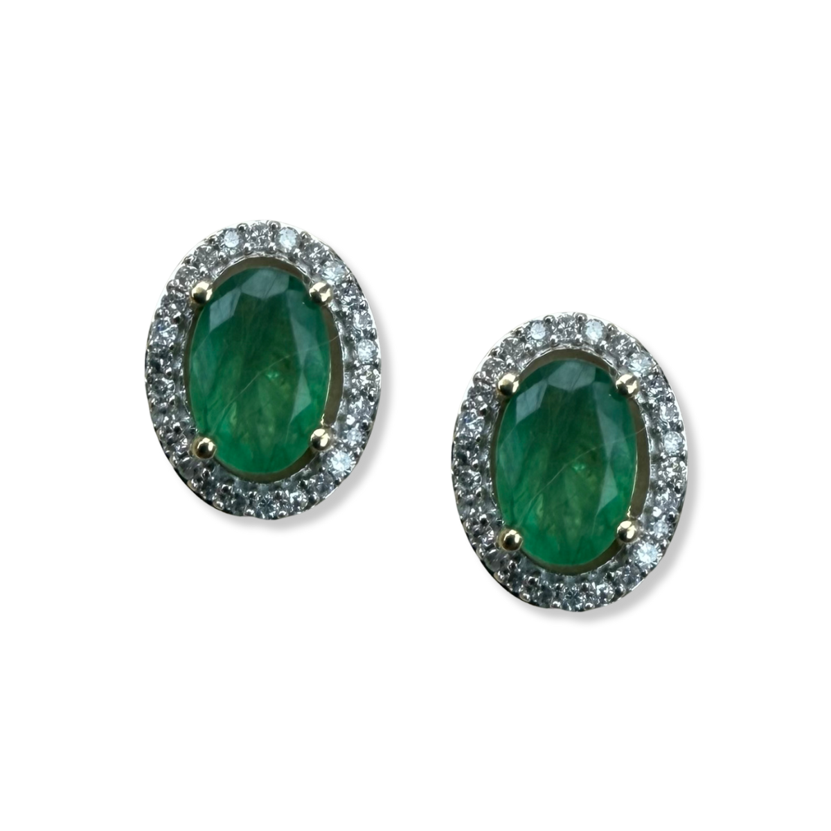 Aretes en oro amarillo 10k con esmeralda ovalada y halo de diamantes 0.15ctw