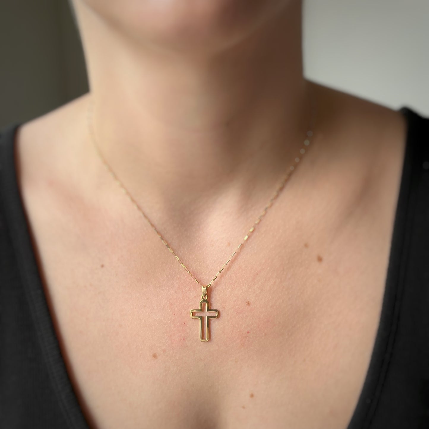 Dije con cruz de oro 18k pequeña con puntas redondeadas