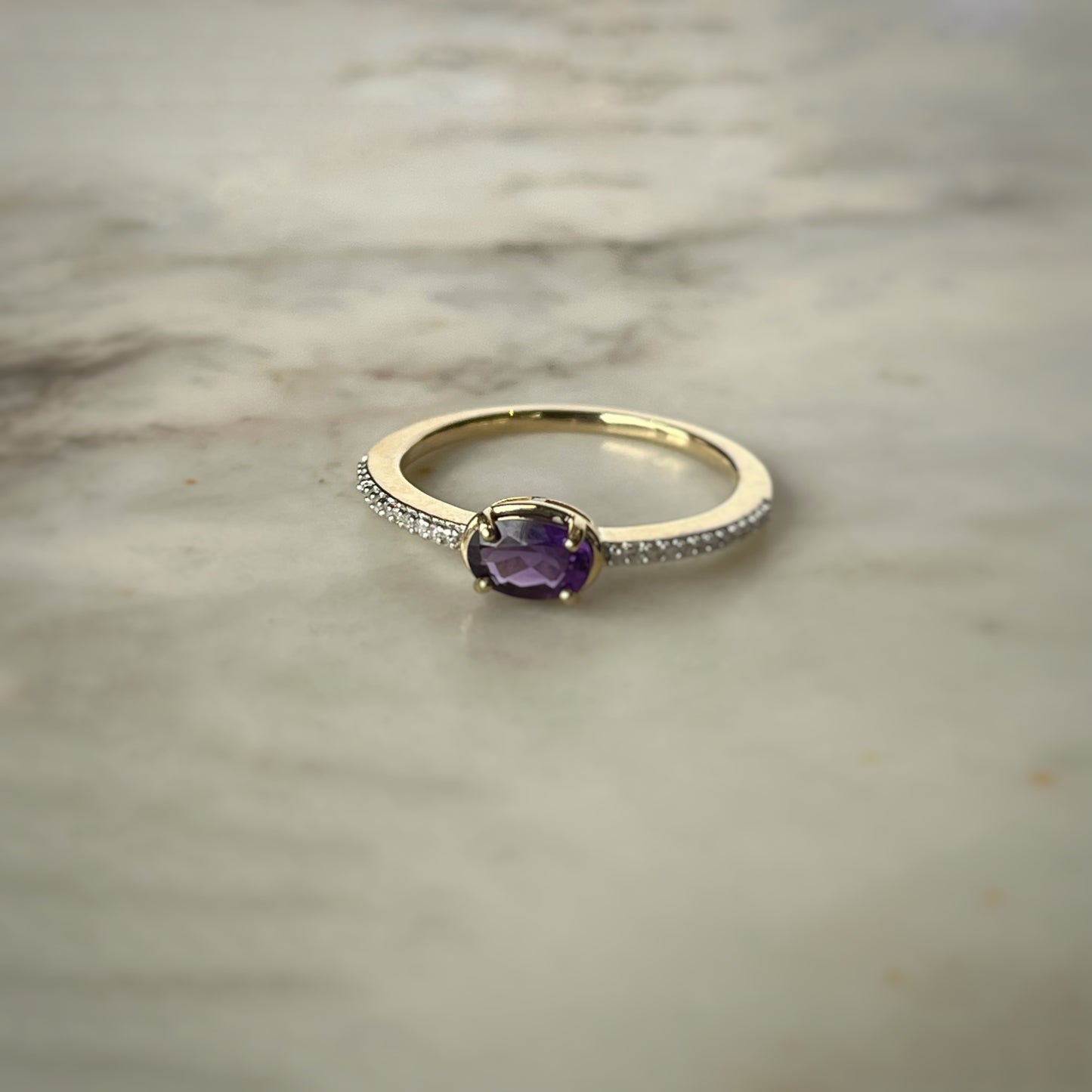 Anillo en oro amarillo 10k con amatista y diamantes 0.10ctw