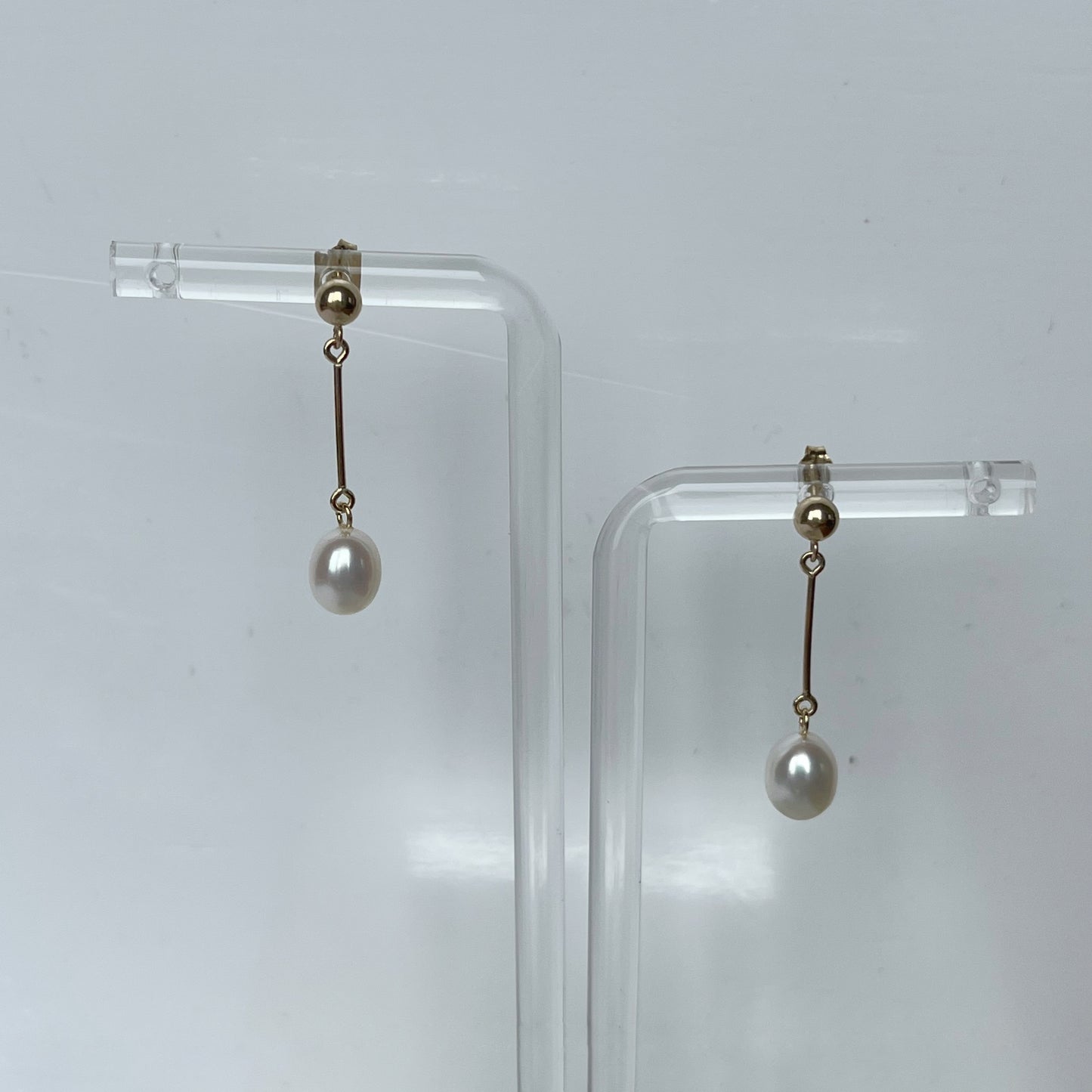 Aretes en oro amarillo 14k con barrita de oro y perla de agua dulce