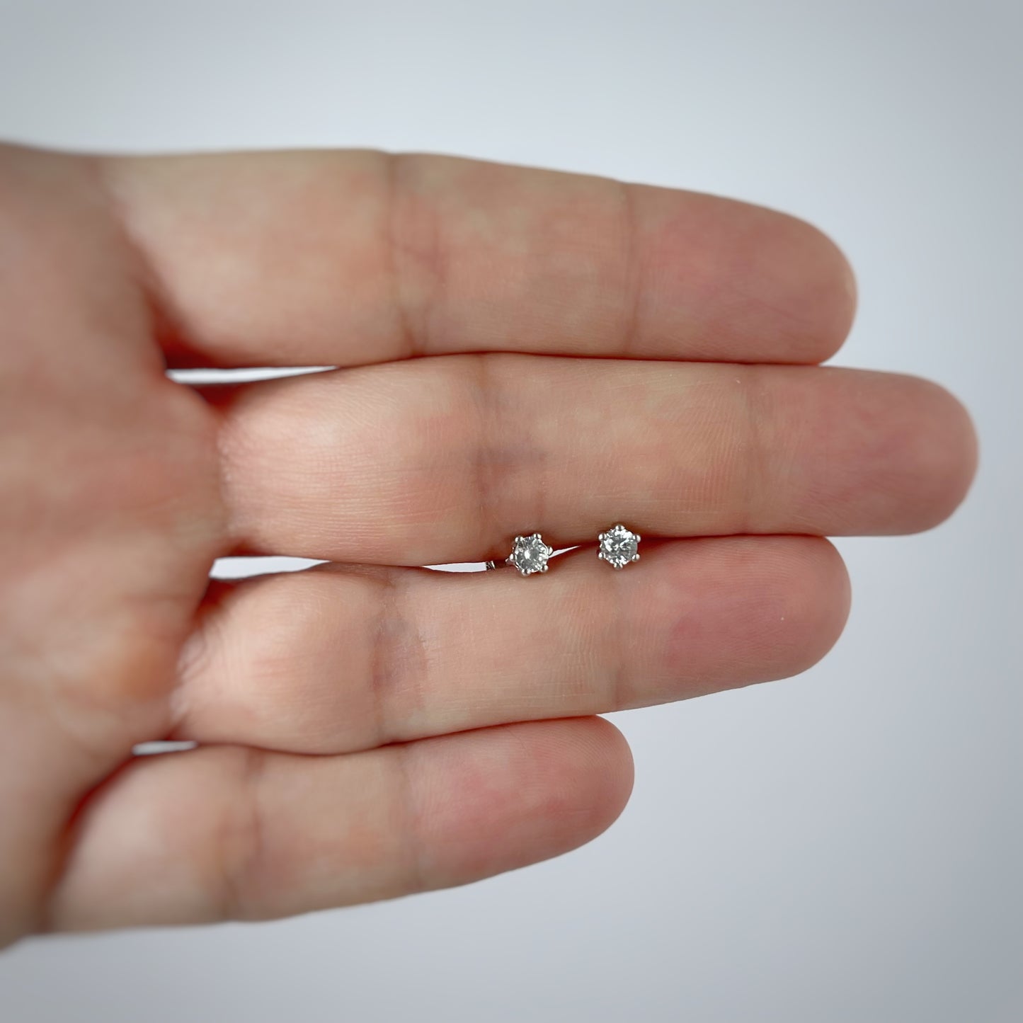 Aretes en oro blanco 14k con circón redondo con broche rosca