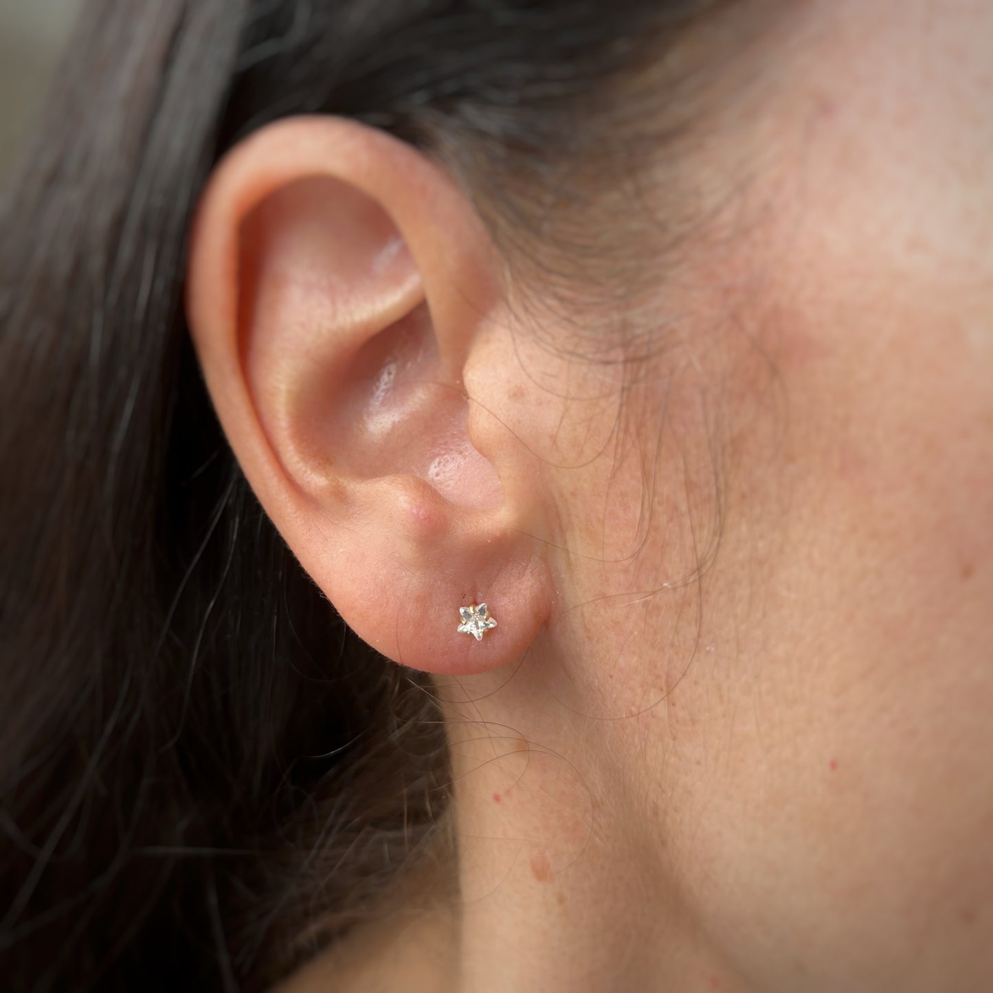 Aretes en oro amarillo 14k estrellas de circonitas blancas con broche rosca