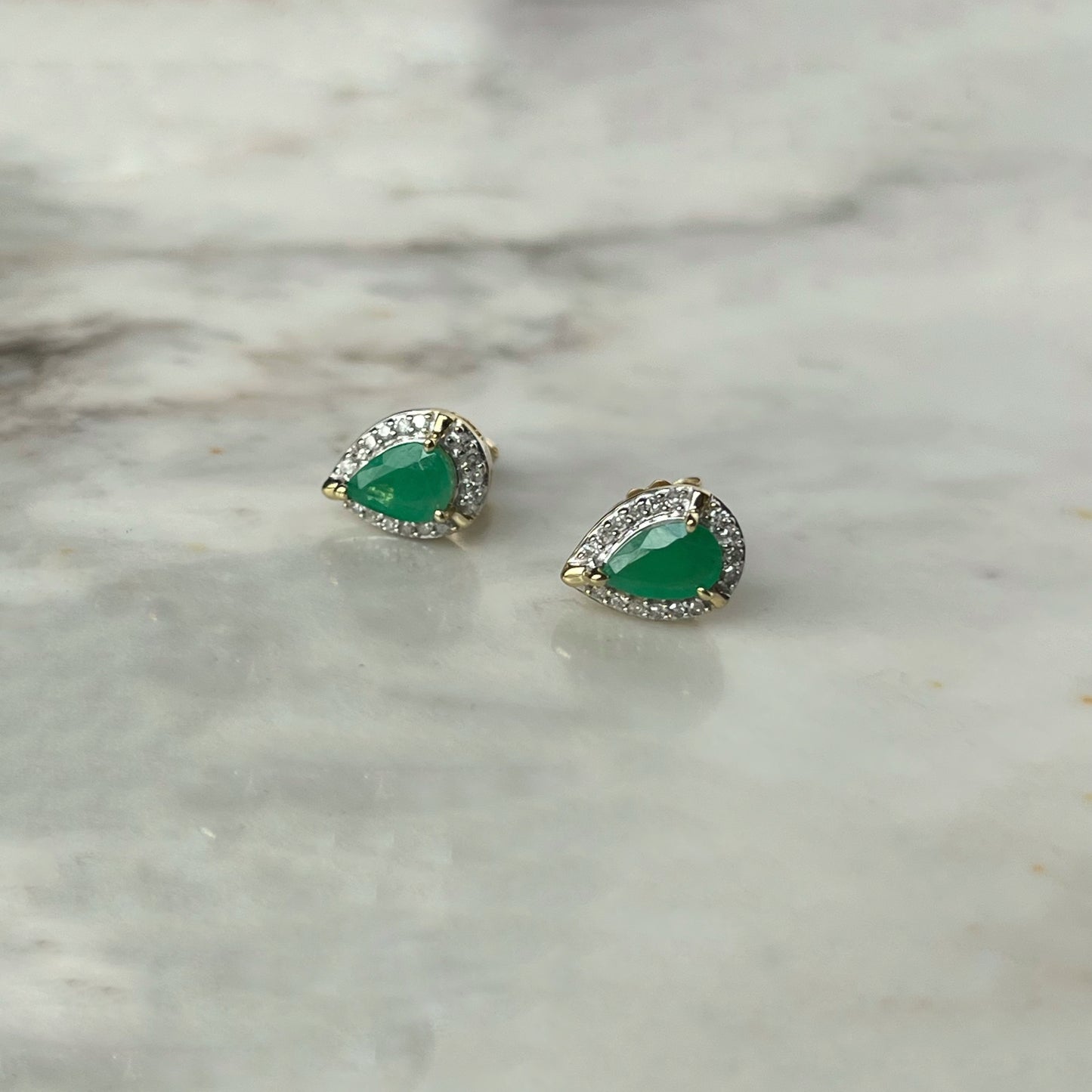 Aretes en oro amarillo 10k en forma de gota con esmeralda y diamantes 0.10ctw