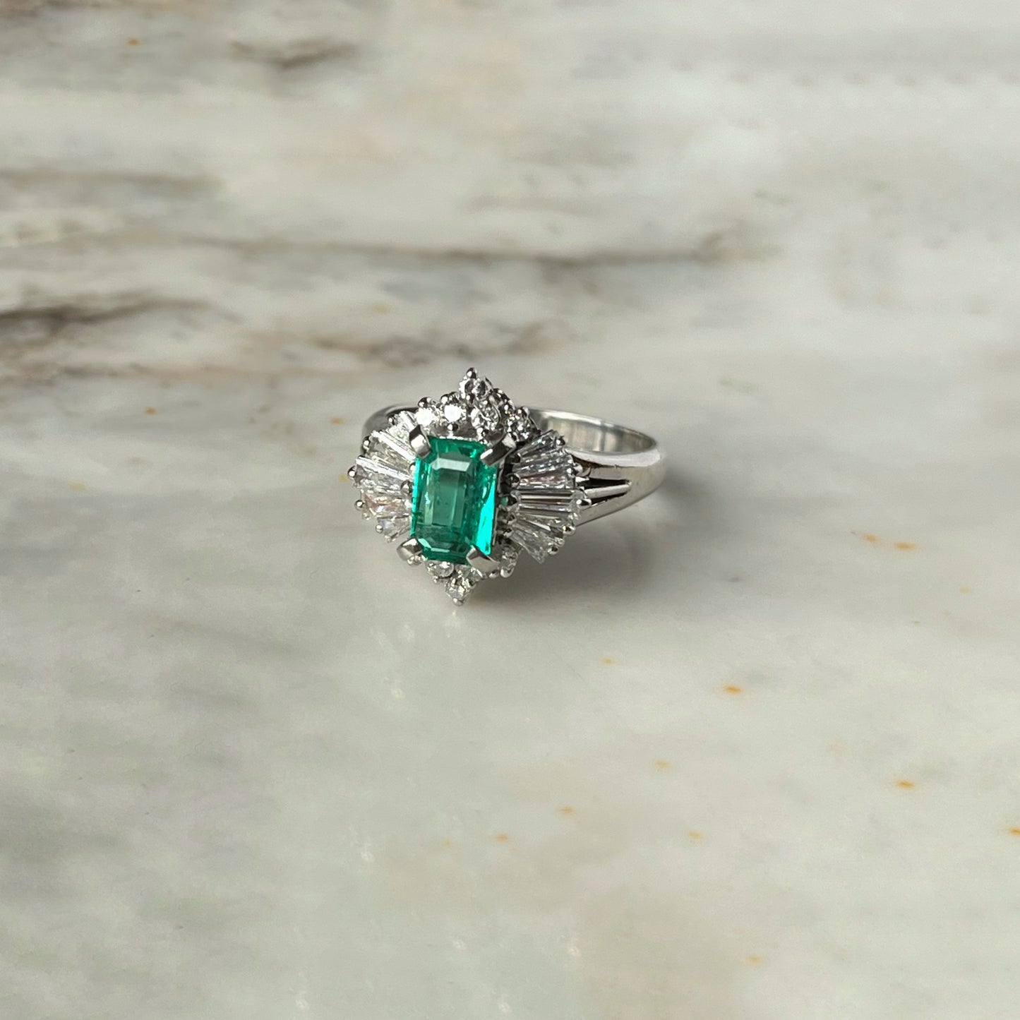 Anillo de platino con esmeralda colombiana 0.81ct y diamantes 0.61ctw (Incluye reporte de GIA)