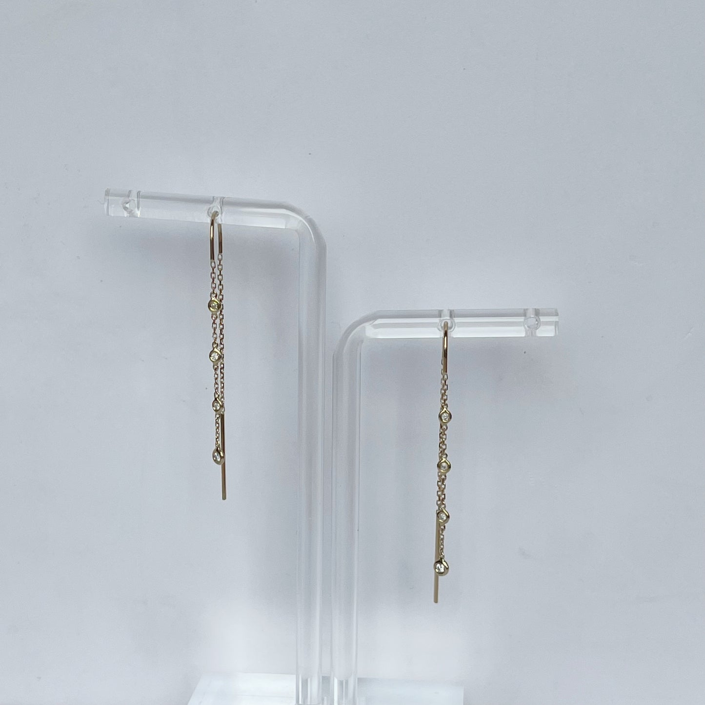 Aretes en oro amarillo 14k con cadenita de diamantes colgantes 0.10ctw
