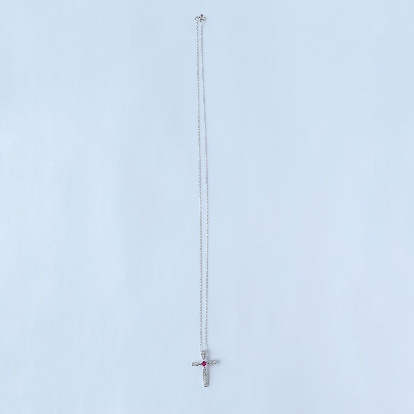 Collar en oro blanco 14K con cruz de rubí y diamantes 0.10ctw