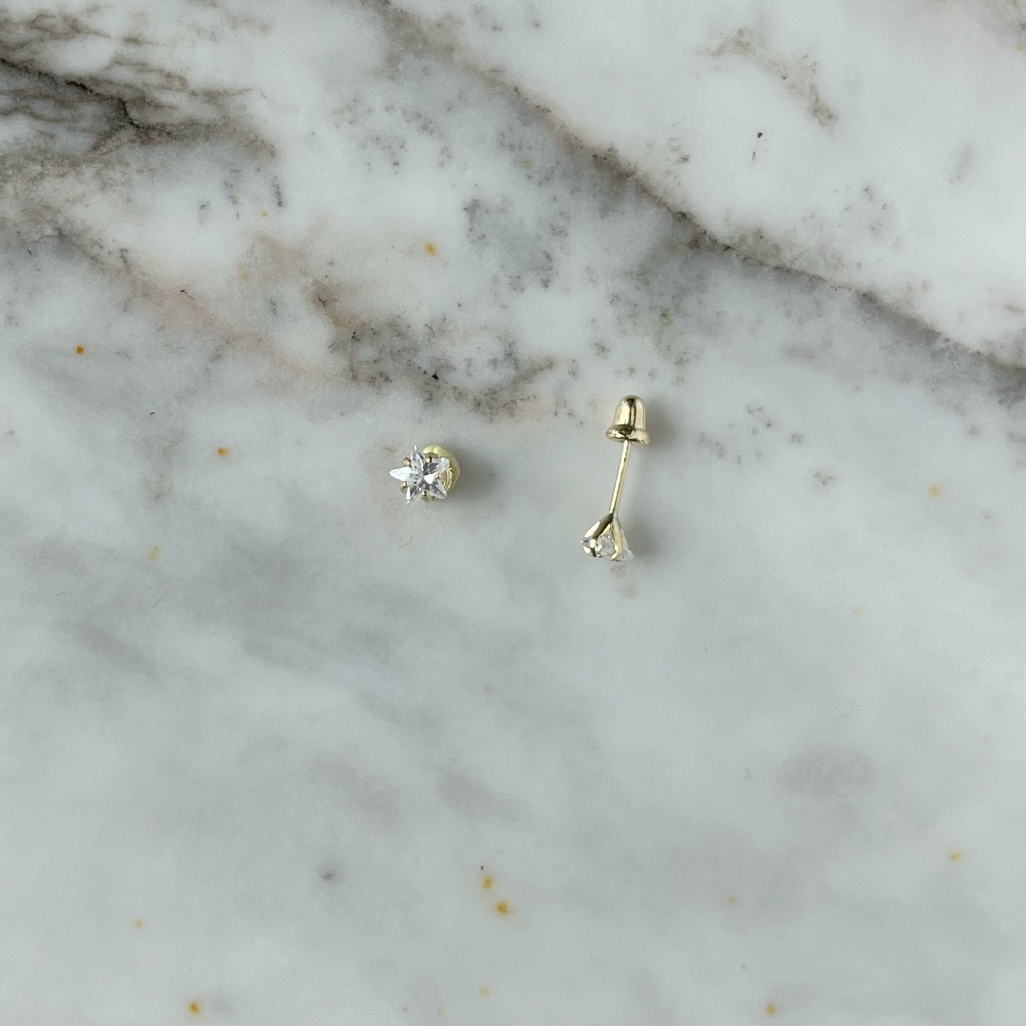 Aretes en oro amarillo 14k estrellas de circonitas blancas con broche rosca